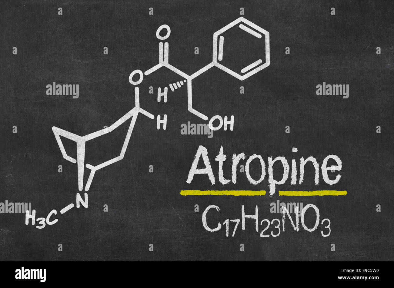 Tafel mit der chemischen Formel von Atropin Stockfoto