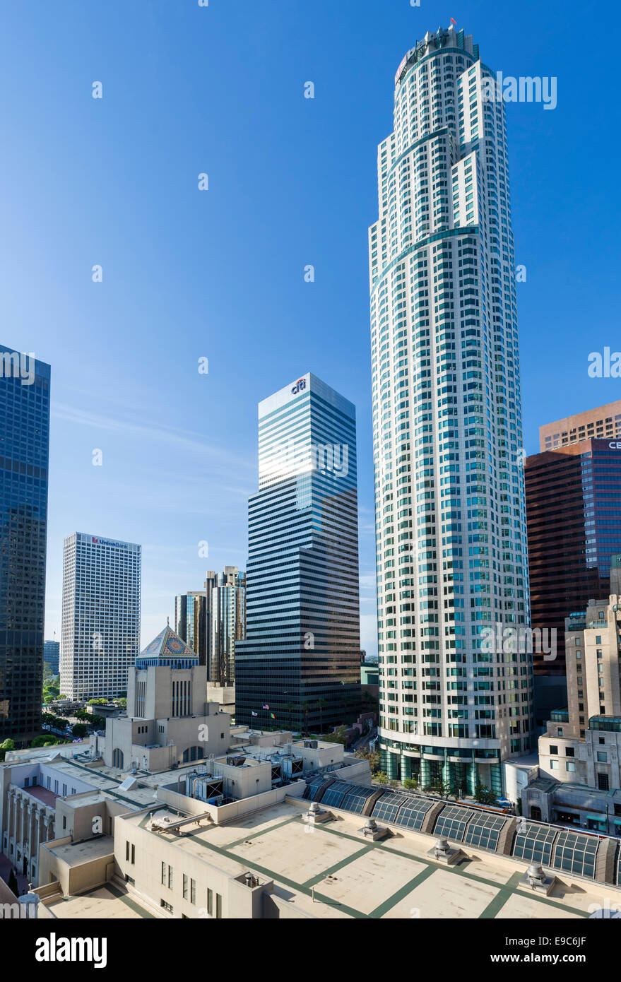 Die Skyline der Innenstadt mit uns Bank Tower in die Rechte und zentrale Bibliothek im Vordergrund, Los Angeles, Kalifornien, USA Stockfoto
