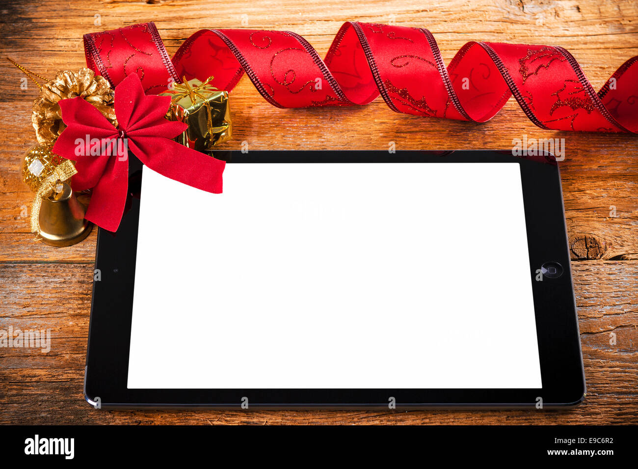 Tablet-pc mit Weihnachtsschmuck auf hölzernen Hintergrund Stockfoto