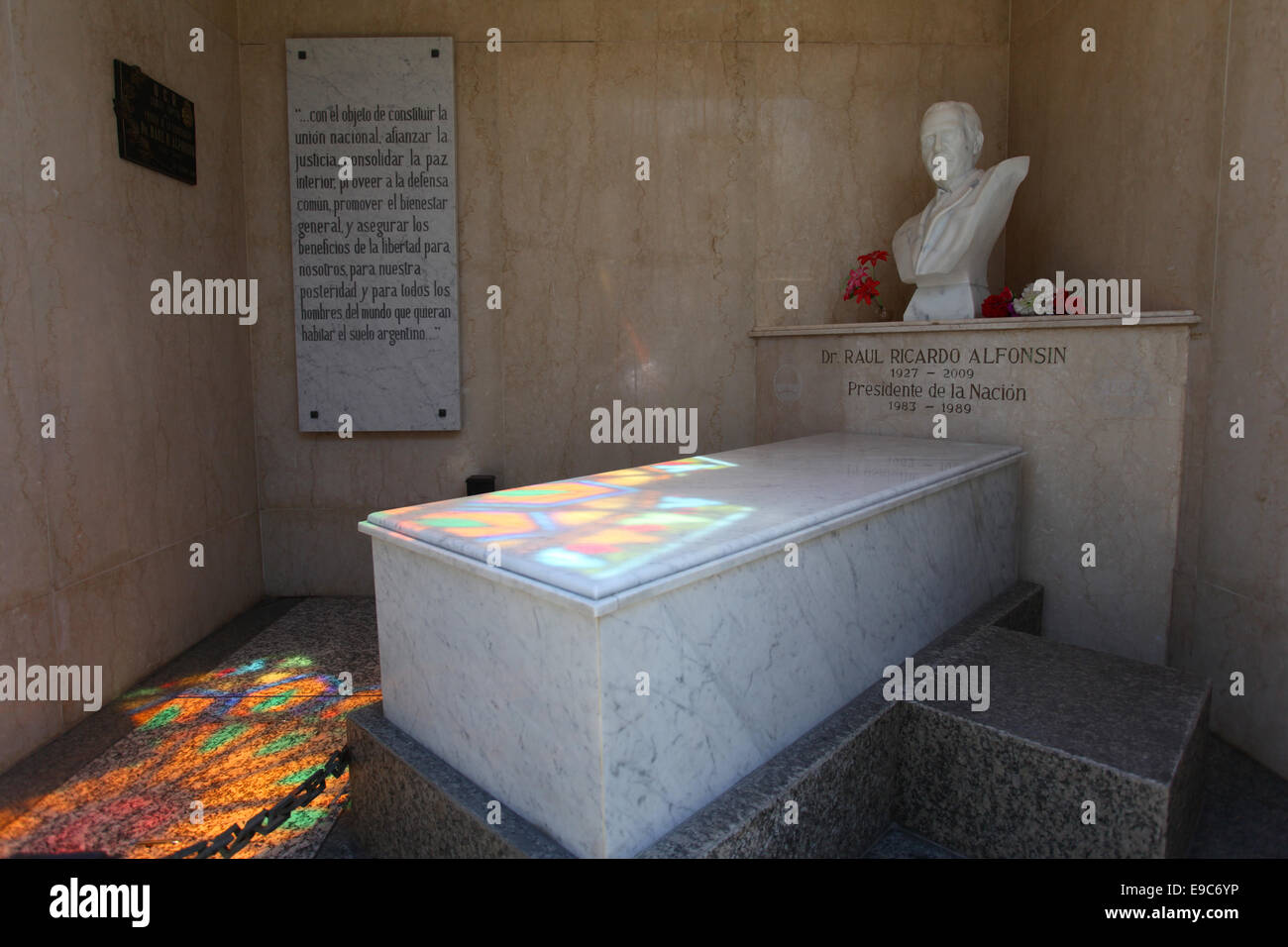 Grab des ehemaligen Präsidenten von Argentinien, "Raúl Ricardo Alfonsín'. Monumentaler Friedhof Recoleta, Buenos Aires, Argentinien. Stockfoto
