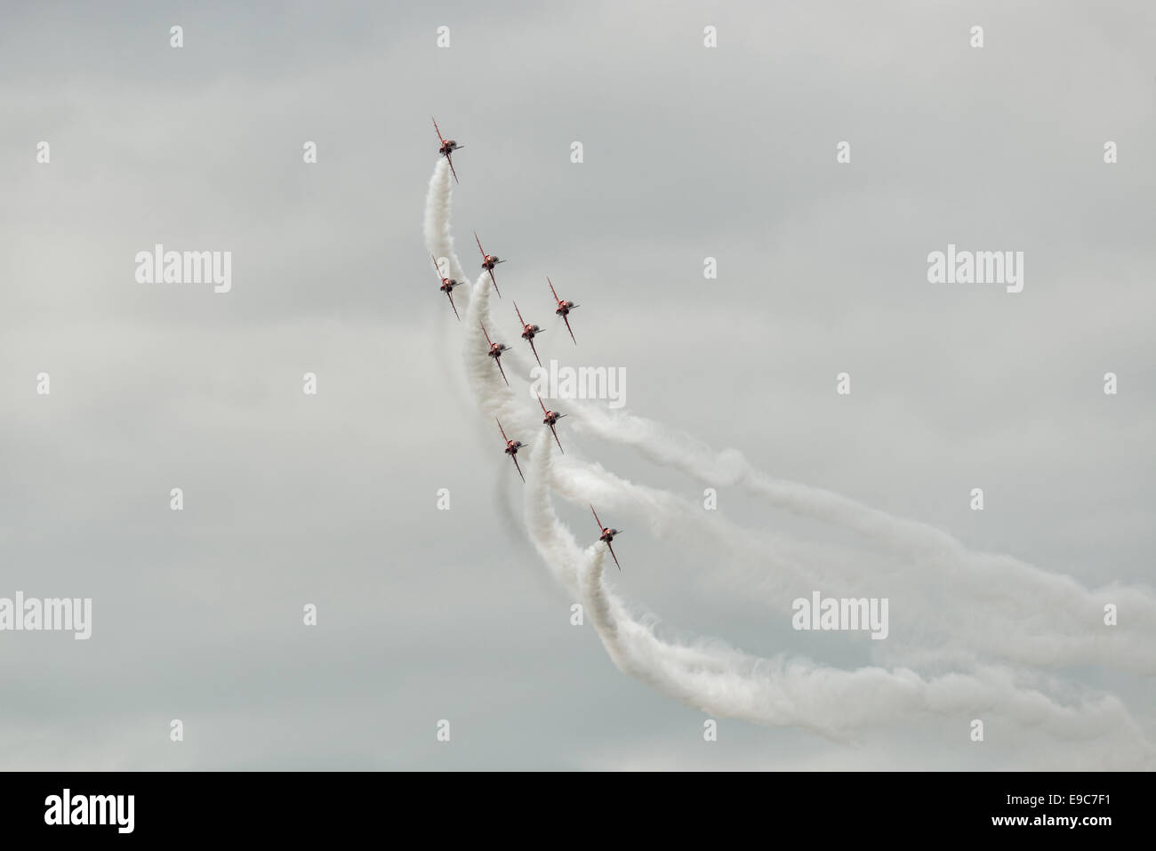 Neun Hawker Siddeley Hawk Jet-Trainer von der britischen Royal Air Force Red Pfeile Anzeige Kunstflugstaffel bei Concorde Bildung Stockfoto