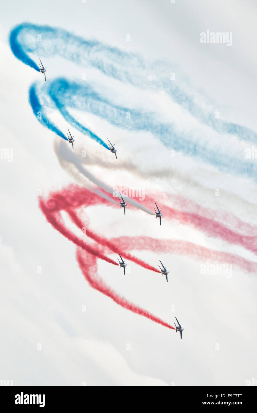 Acht Mitglieder der französischen Luftwaffe Kunstflug anzeigen Team La Patrouille de France in ihrer Alpha Jet E führen eine enge Kurve Stockfoto