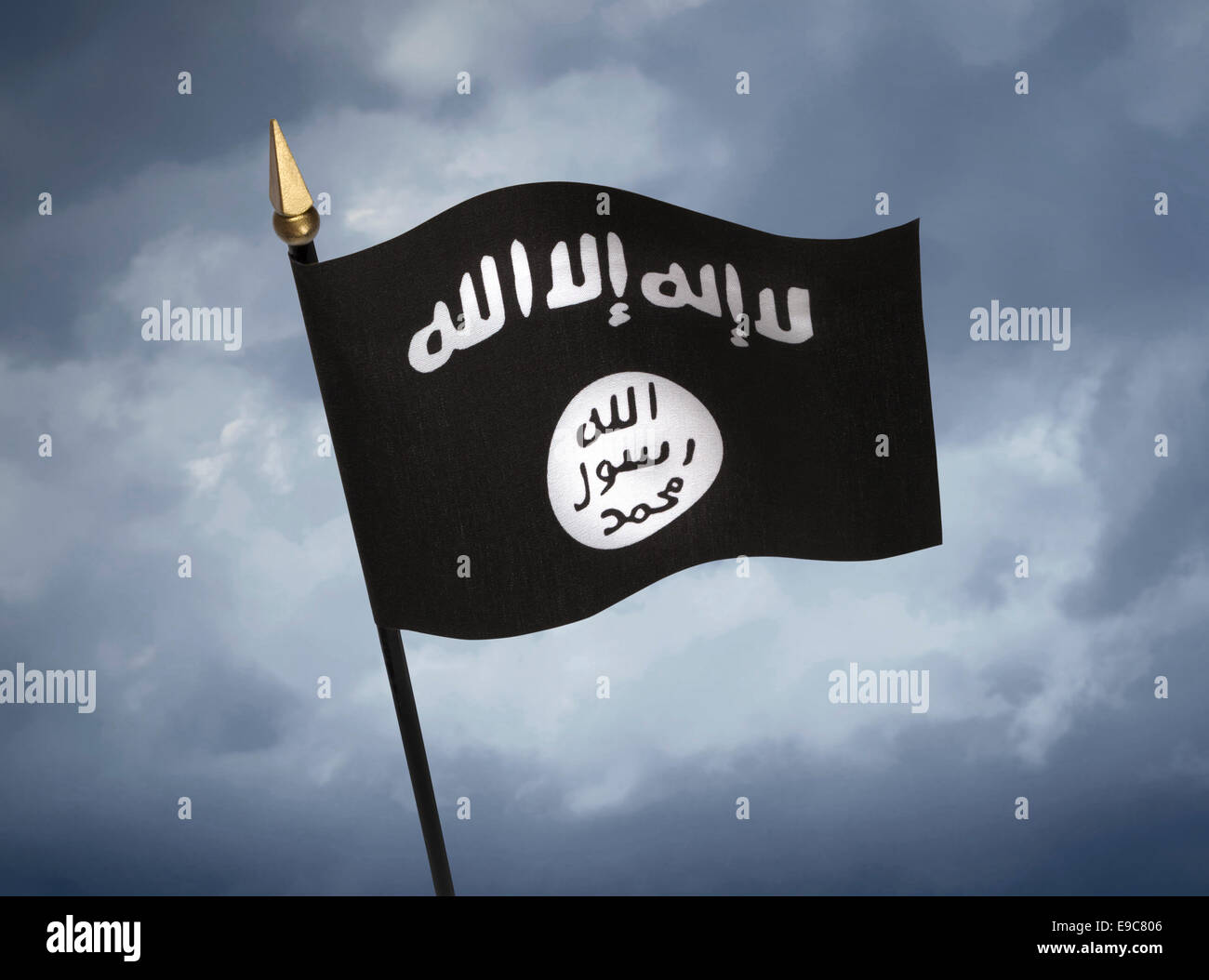 Kleine Flagge der ISIL, ISIS mit grauen Gewitterwolken. Stockfoto