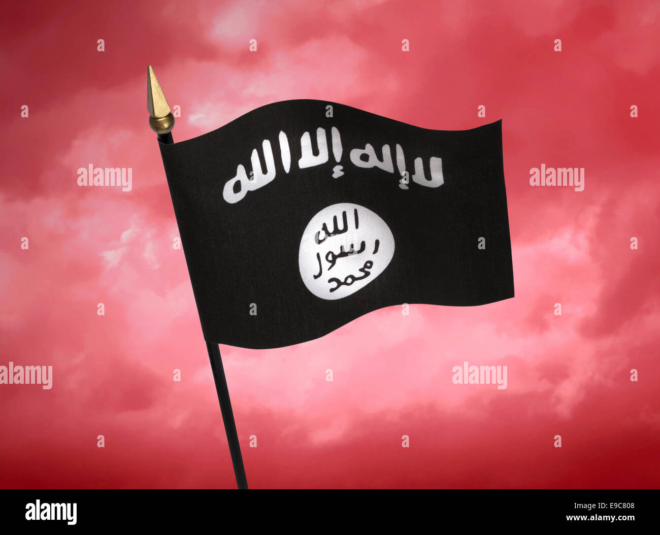 Kleine Flagge der ISIL, ISIS mit roten Gewitterwolken. Stockfoto