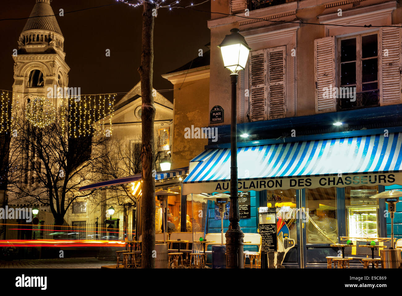 Paris, Frankreich - 22. Dezember 2013: Cafe Au Clairon des Chausseurs in der Montparnasse Quarter.Christmas Beleuchtung. Stockfoto