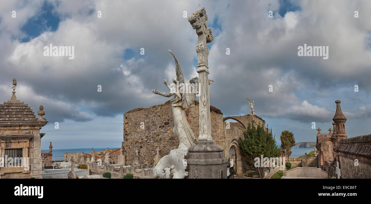 Panorama Zusammensetzung von Comillas Friedhof. Jugendstil-Skulpturen von Llimona. Kantabrien, Spanien. Stockfoto