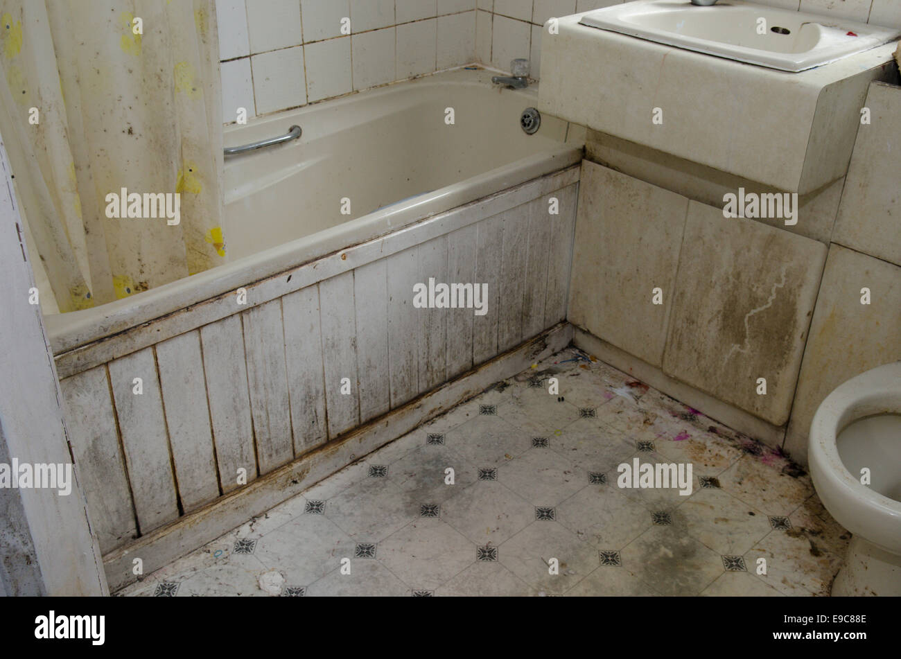 schmutzige WC Loo WC Toilette John Schrank im Badezimmer durch schlechte Pächter links. UK Stockfoto