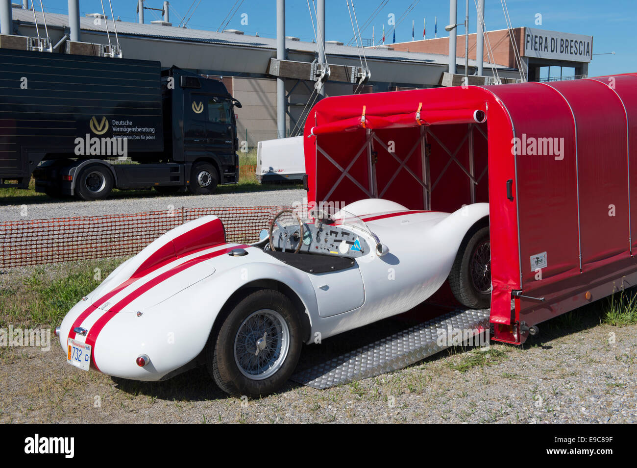 Ferrari anhänger -Fotos und -Bildmaterial in hoher Auflösung – Alamy