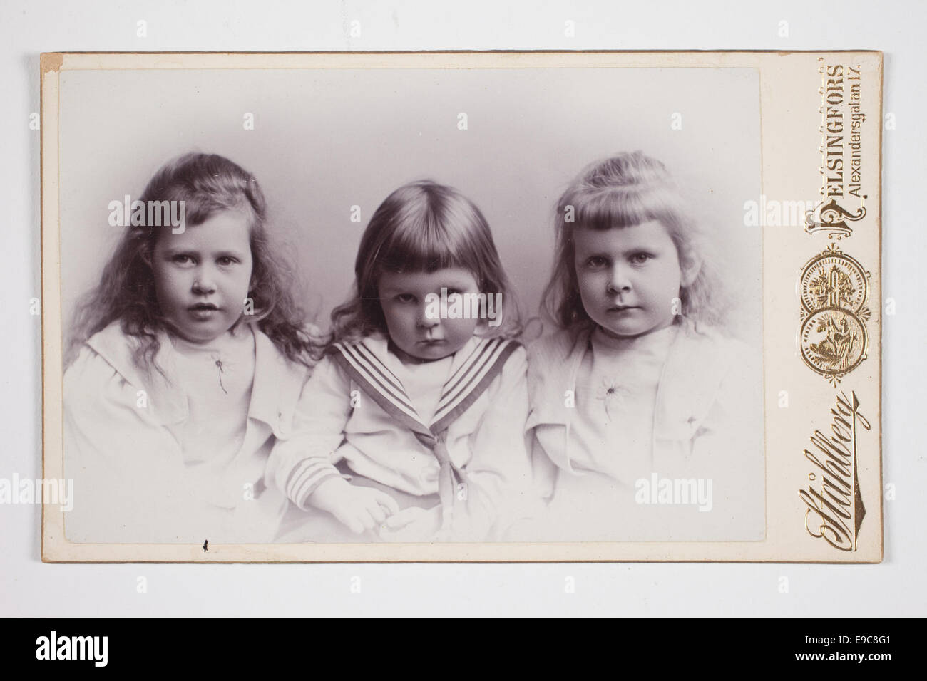 Diese Fotografie aus dem Jahr 1908 zeigt das Atelier eines Fotografen namens Ståhlberg in Finnland, der einen historischen Moment oder eine künstlerische Schöpfung des frühen 20. Jahrhunderts festnimmt. Das Bild spiegelt die kulturellen und künstlerischen Trends der Zeit wider. Stockfoto