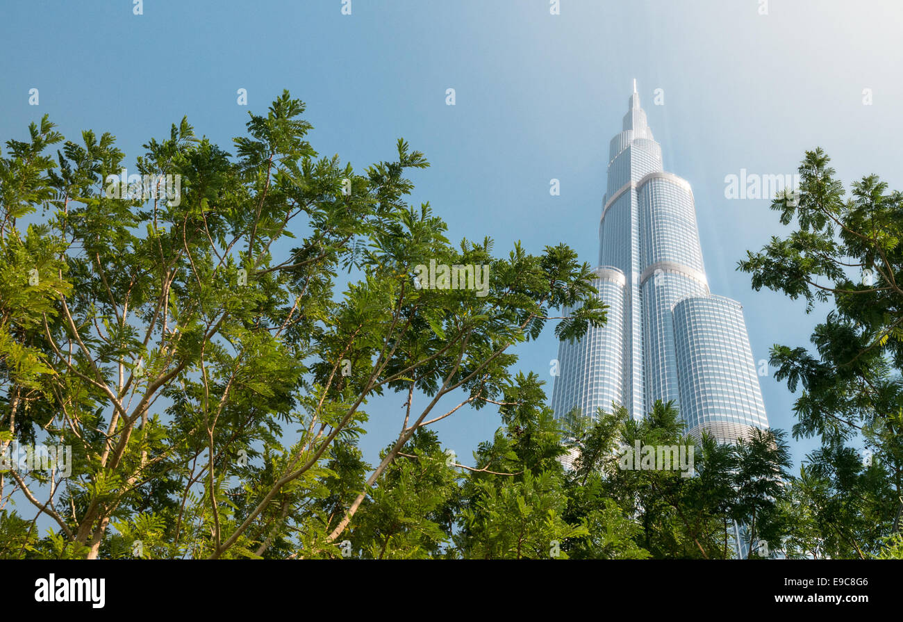 Dubai, Vereinigte Arabische Emirate - 8. Dezember 2012: Burj Khalifa in blauer Himmel verschwinden. Es ist höchste Bauwerk in der Welt seit 2010, 829,8 m. Stockfoto