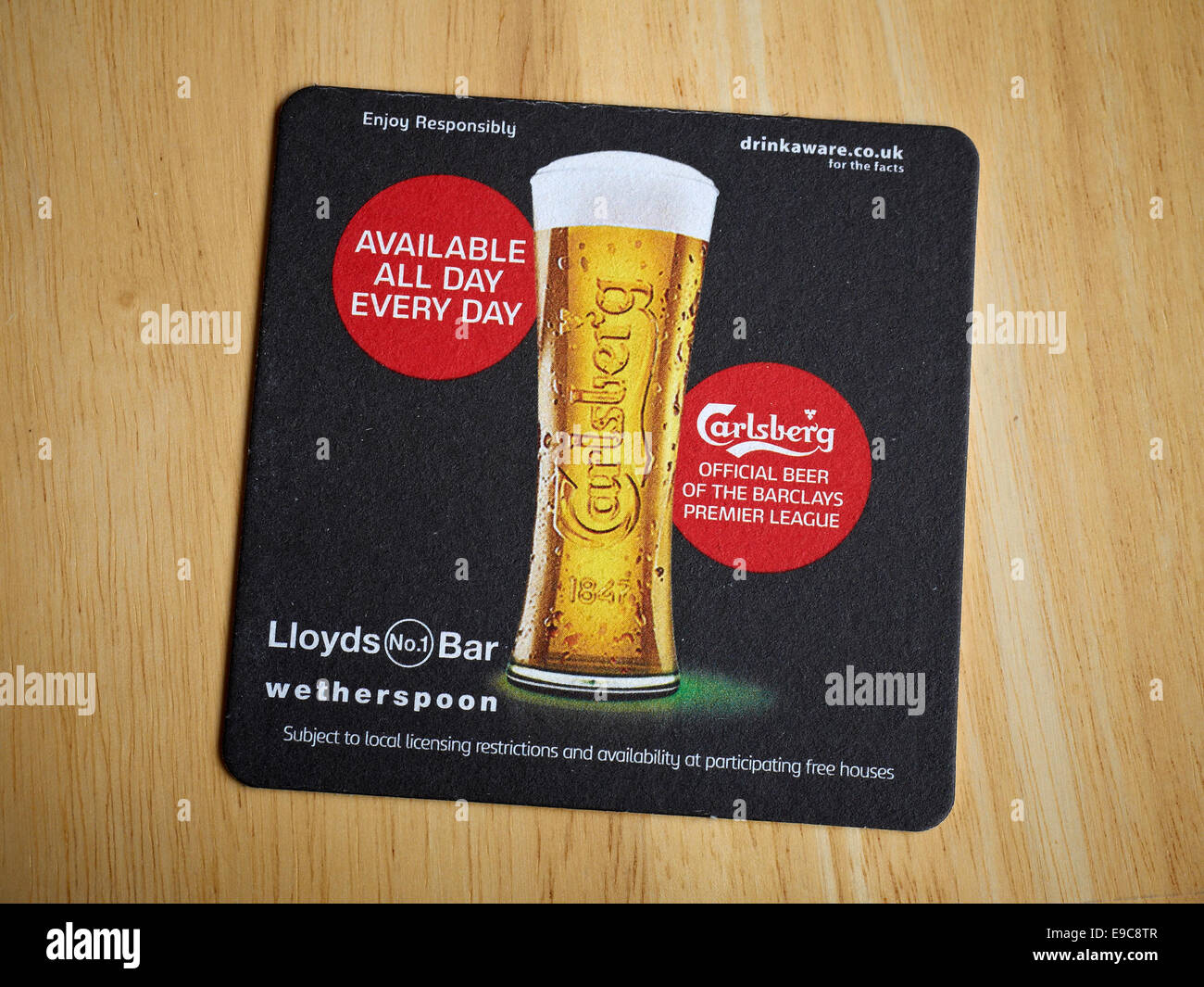 Carlsberg-Bierdeckel mit Lloyds Bar und Gasthaus Anzeige UK Stockfoto
