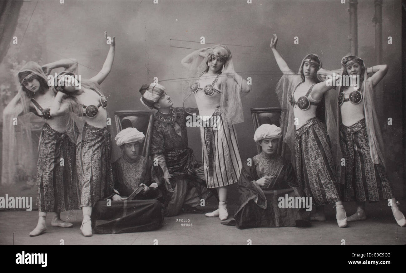 Dieses Bild, das im Ståhlberg Atelier in Finnland aufgenommen wurde, zeigt Arbeiten aus dem Svenska litteratursällskapet. Es repräsentiert das literarische Erbe Finnlands und die kulturelle Bedeutung finnischer Veröffentlichungen des frühen 20. Jahrhunderts. Stockfoto