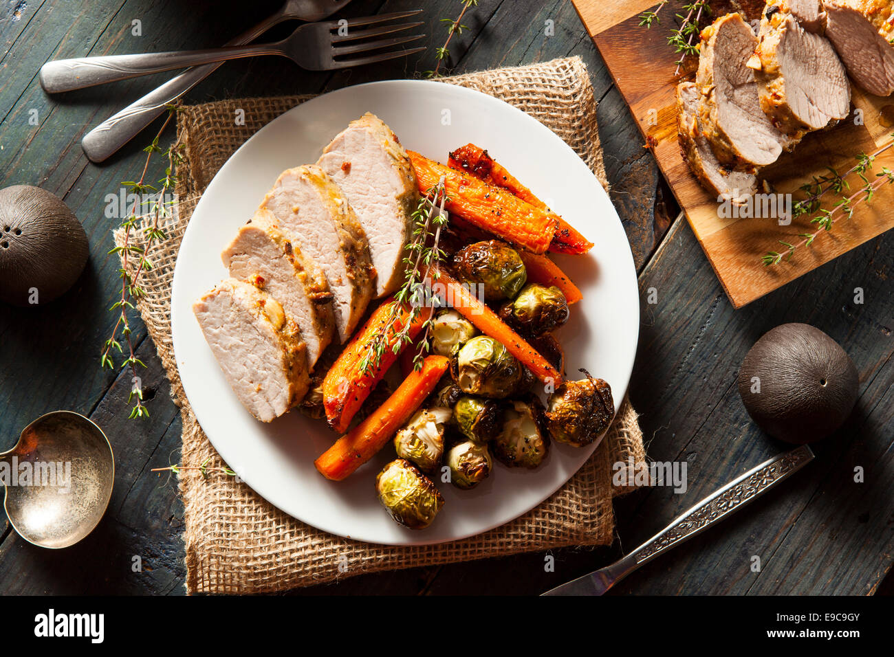 Hausgemachte heiße Schweinefilet mit Kräutern und Gewürzen Stockfoto