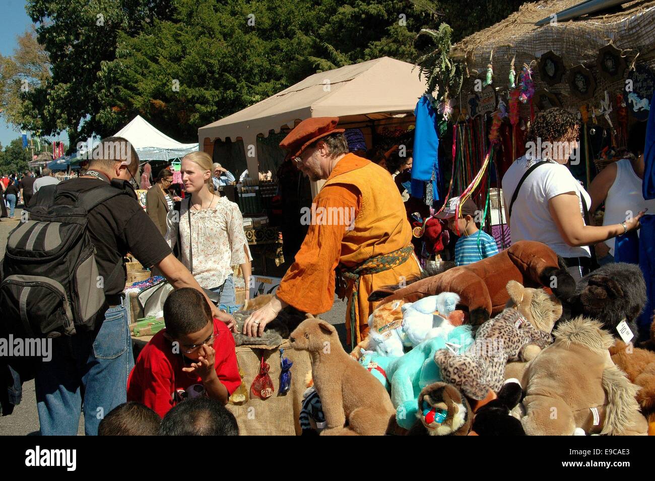 NYC: Anbieter verkaufen gefüllte Tiere und Kleidungsstücke an der New York Renaissance Faire im Fort Tryon Park Stockfoto