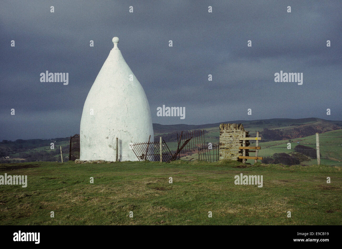 Weiße Nancy in Bollington Macclesfield Cheshire. Dies wurde gebaut, um den Sieg in der Schlacht bei Waterloo zu gedenken. Stockfoto