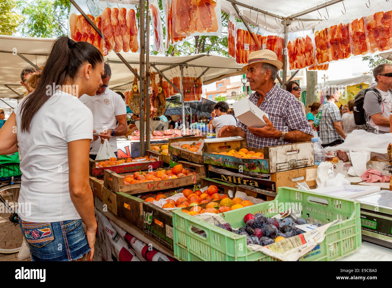 Sonntag Markt In Der Nähe Alcudia markt mallorca -Fotos und -Bildmaterial in hoher Auflösung – Alamy