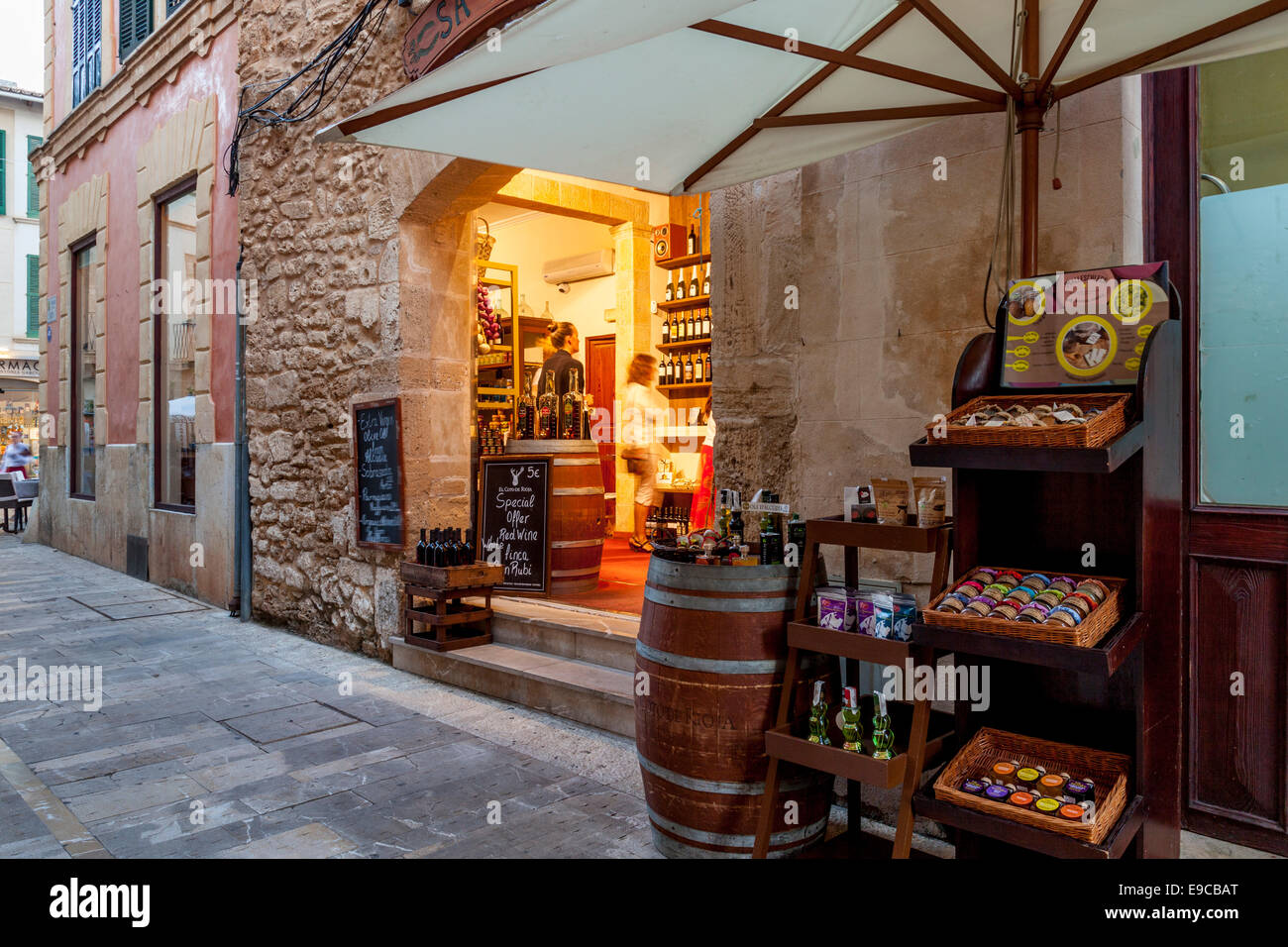 Vinothek, Altstadt Alcudia, Mallorca - Spanien Stockfoto
