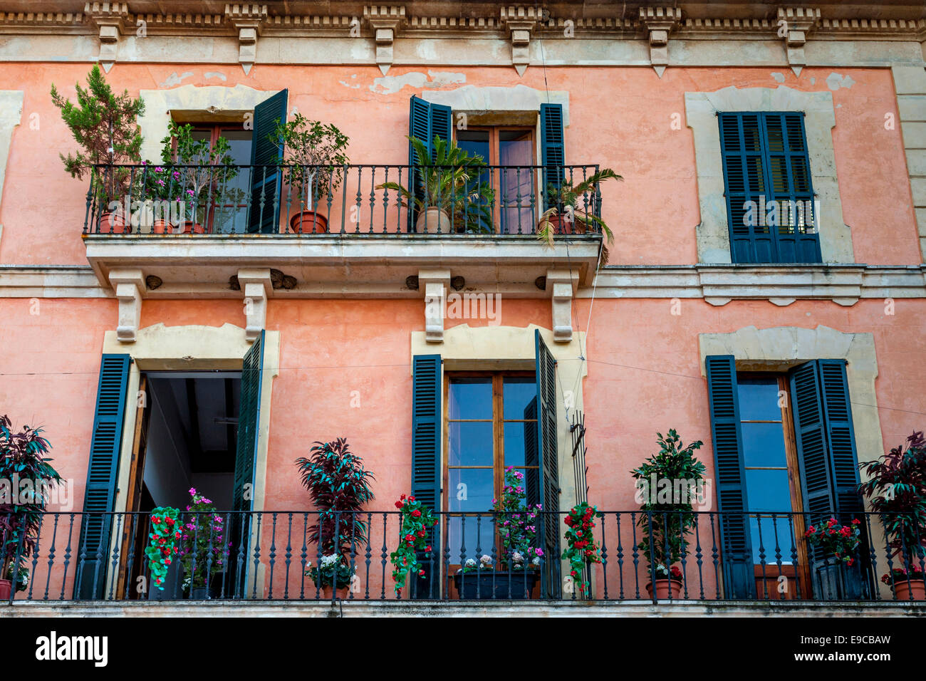Farbenfrohe Gebäude außen, Altstadt von Alcudia, Mallorca - Spanien Stockfoto