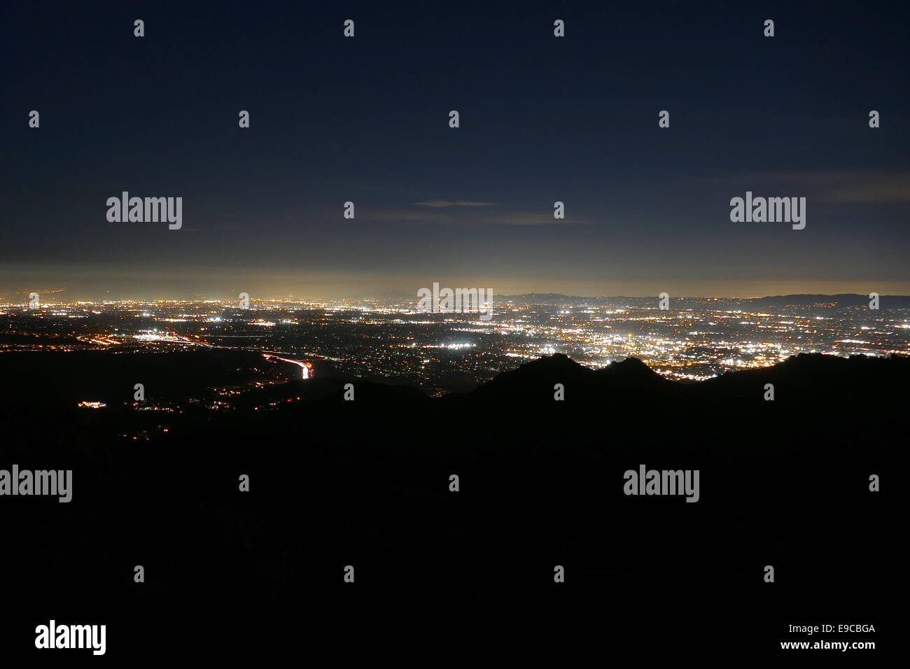 Los Angeles bei Nacht von Rocky Peak Park in den Santa Susana Mountains. Stockfoto