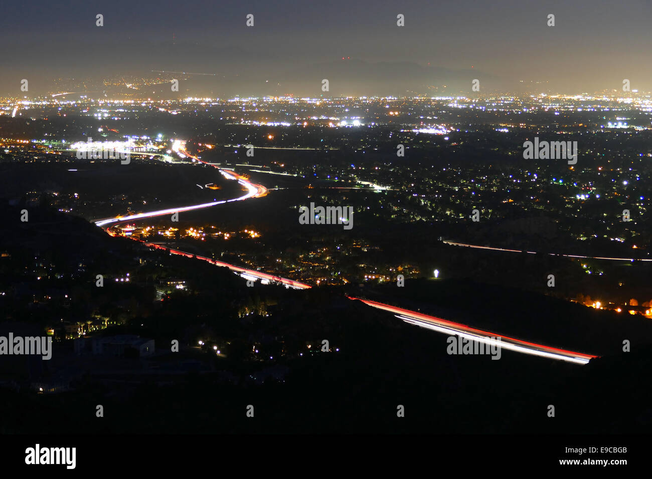 Nachtansicht des San Fernando Valley in Los Angeles, Kalifornien. Stockfoto