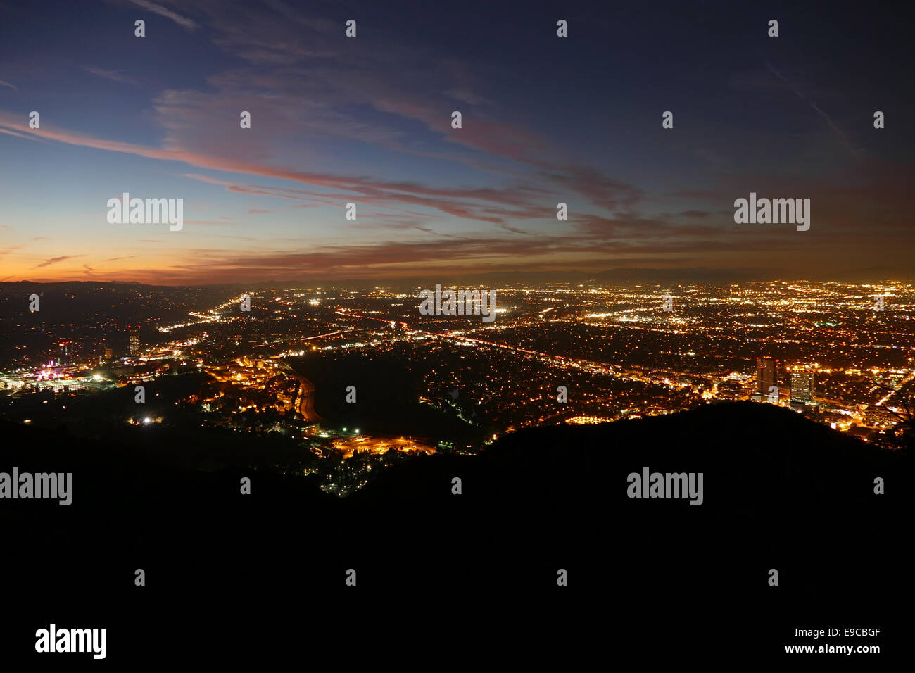 San Fernando Valley in Los Angeles Abenddämmerung Nachtansicht. Stockfoto