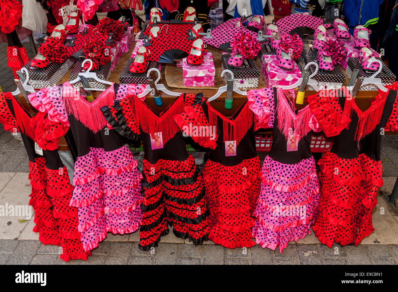 Traditionelle Childrens Flamenco-Kleider zum Verkauf an der  Donnerstagsmarkt In Inca, Mallorca - Spanien Stockfotografie - Alamy
