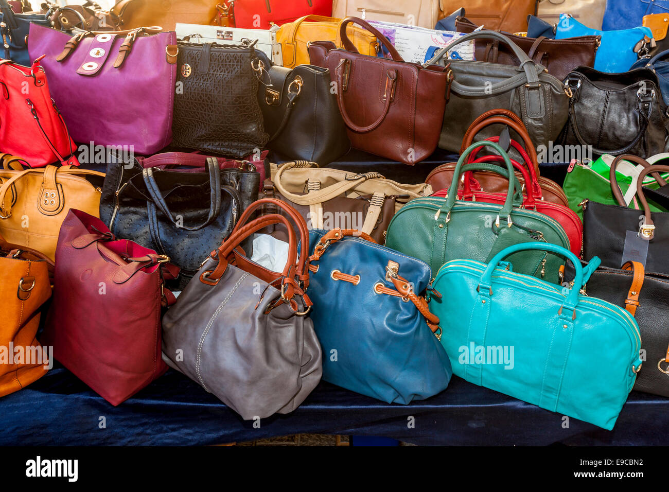 Handtaschen aus Leder zum Verkauf an der Donnerstagsmarkt In Inca, Mallorca - Spanien Stockfoto