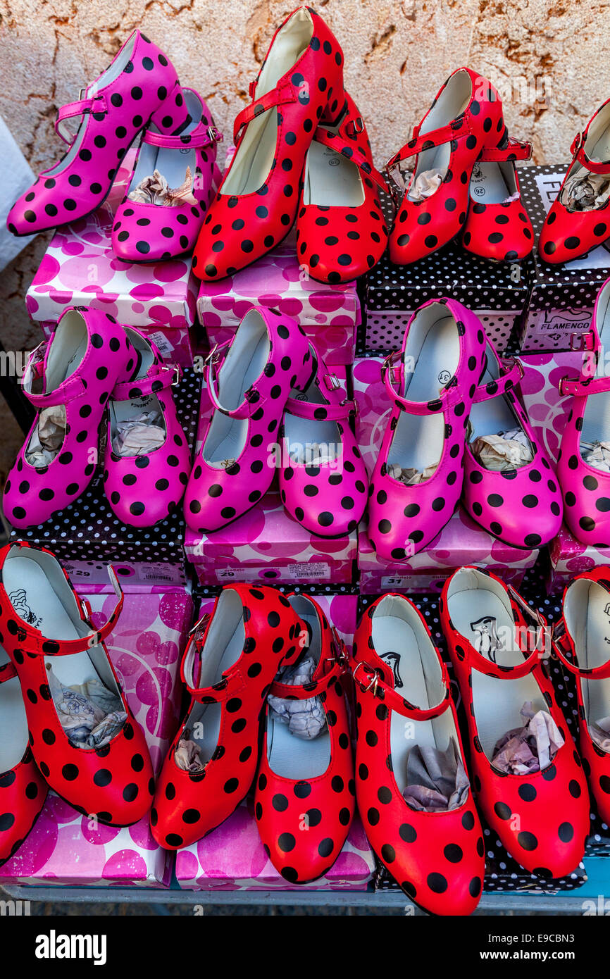 Bunte Schuhe zum Verkauf an der Donnerstagsmarkt In Inca, Mallorca - Spanien Stockfoto
