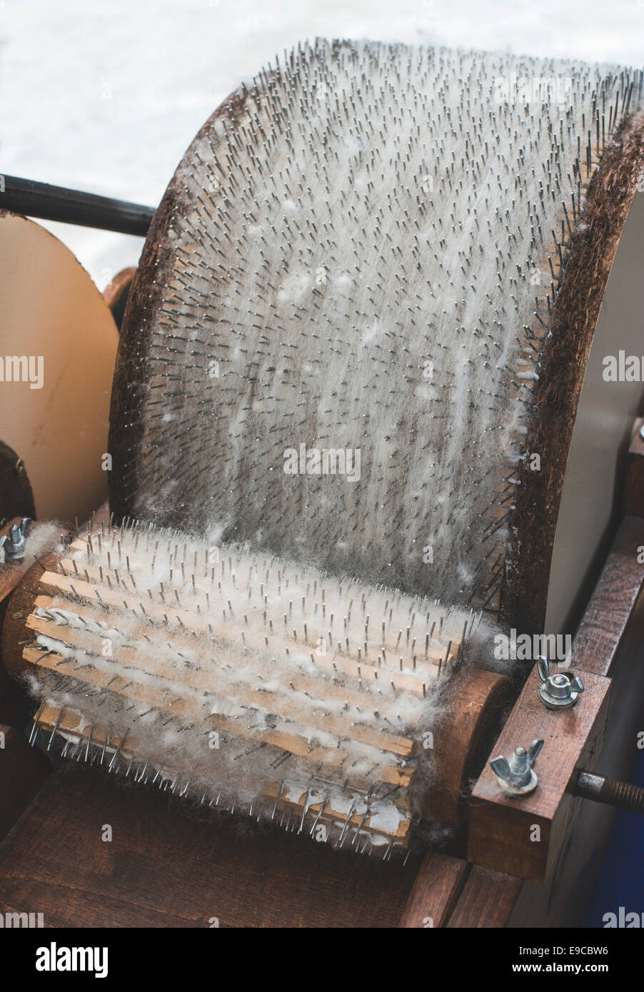 Manuelle Verarbeitung von Wolle Stockfoto