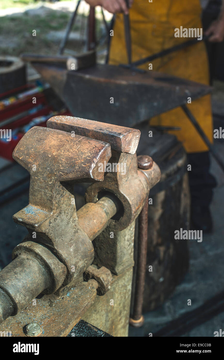Schraubstock und Amboss im Ladengeschäft Schmiede. Schmiede-Werkzeuge Stockfoto