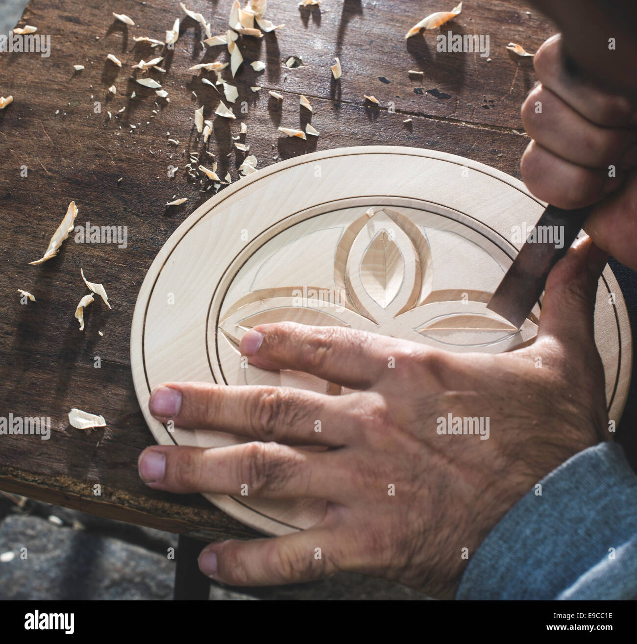 Hände des Holzschnitzers machen Holzschale. Nahaufnahme Stockfoto