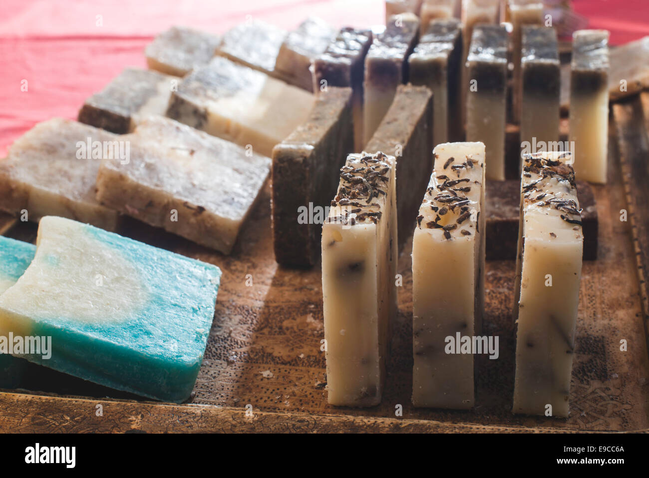 Handgemachte Seife mit Kräutern. Stockfoto