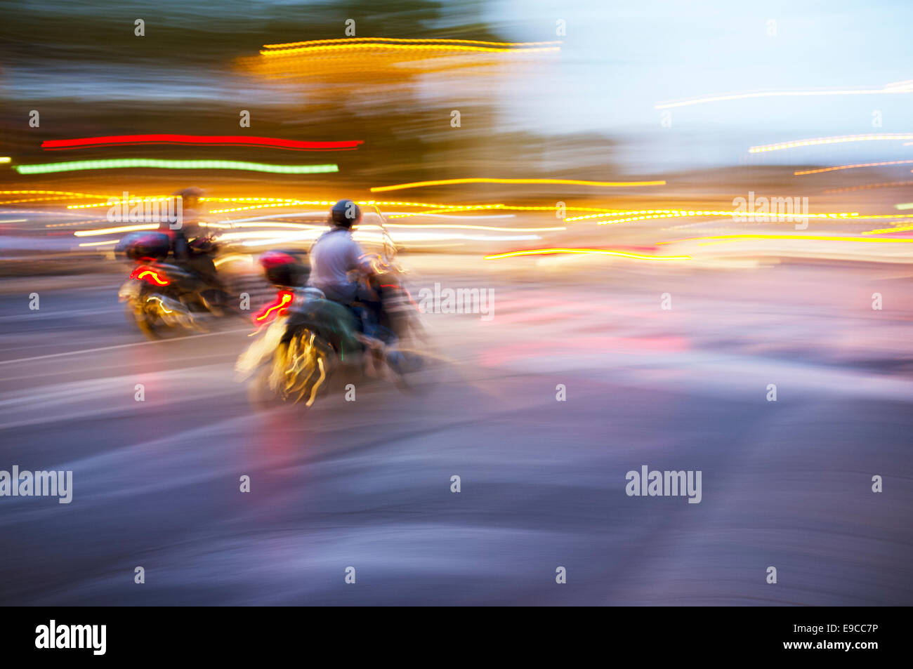 Abstrakte verschwommenes Bild von einem Roller fahren bei Nacht. Stockfoto