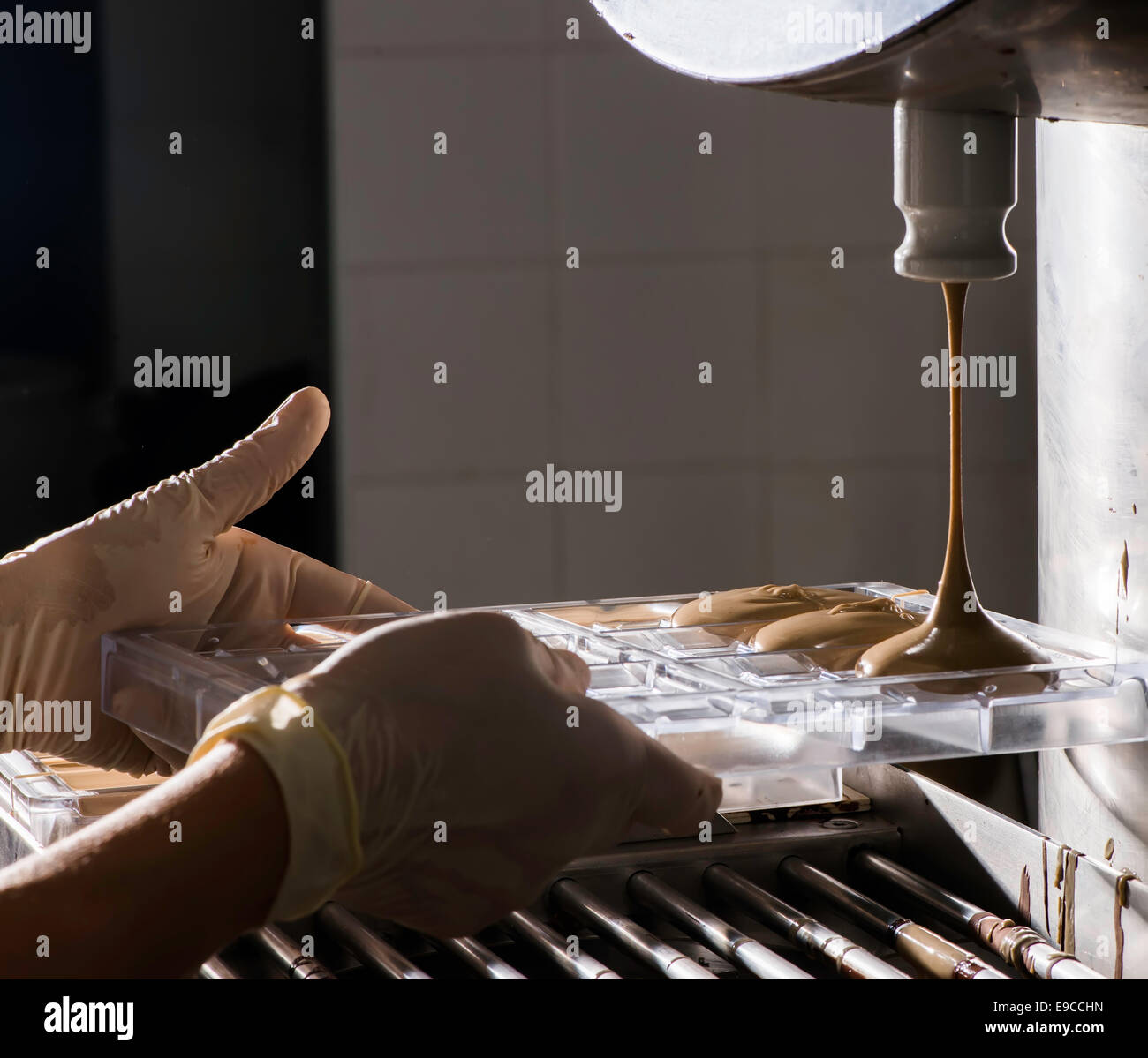 Schokoladenfabrik. Tafel Schokolade machen Stockfoto