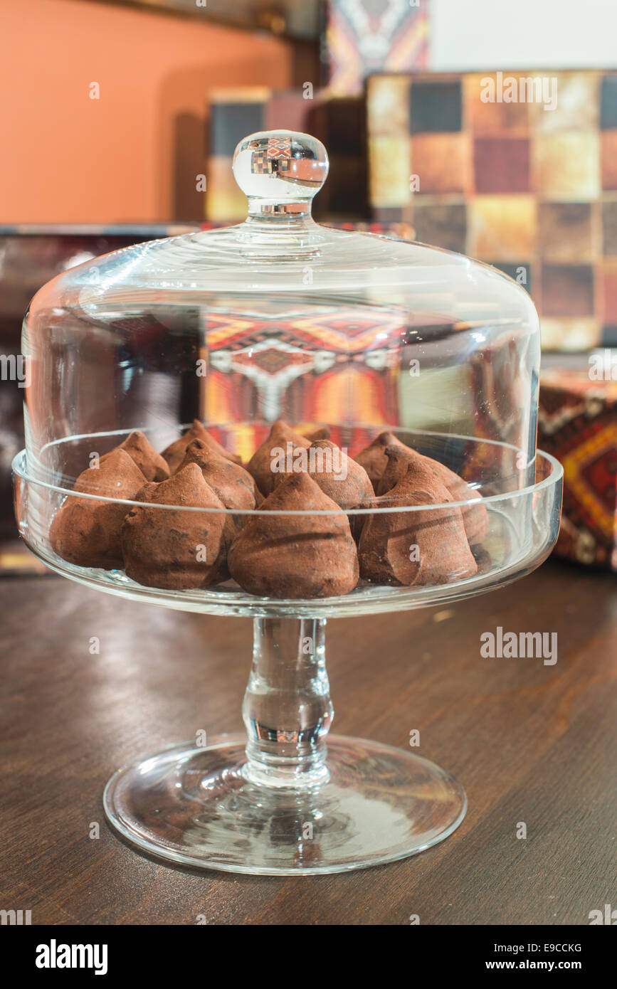Schokolade in einer luxuriösen Glasschale. Verschiedene Süßigkeiten Stockfoto