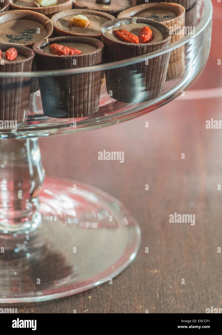 Schokolade in einer luxuriösen Glasschale. Verschiedene Süßigkeiten Stockfoto