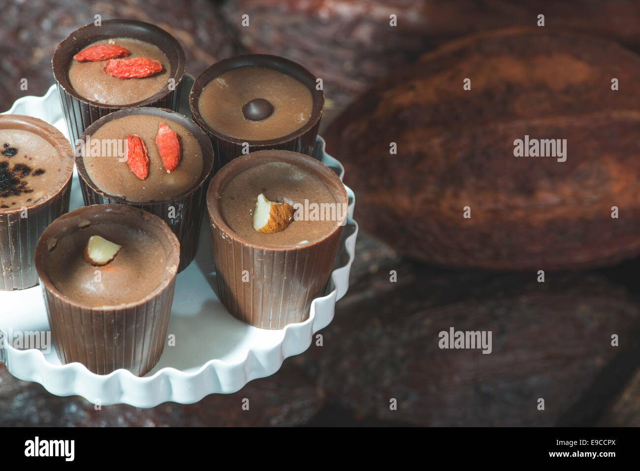 Kakaofrüchte und bonbons Stockfoto