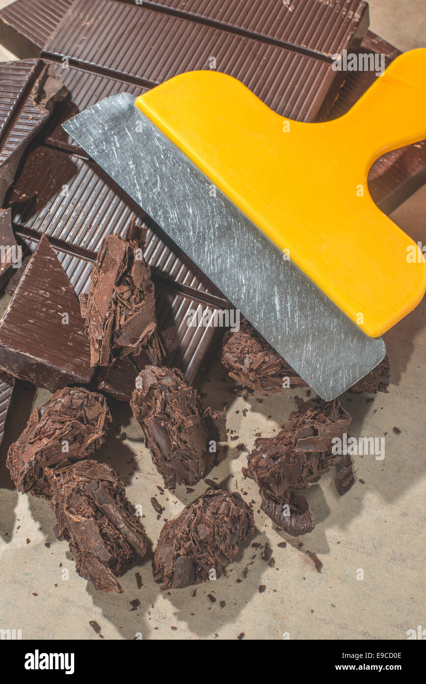 Werkzeuge zur Herstellung von Pralinen. Tafel Schokolade Stockfoto