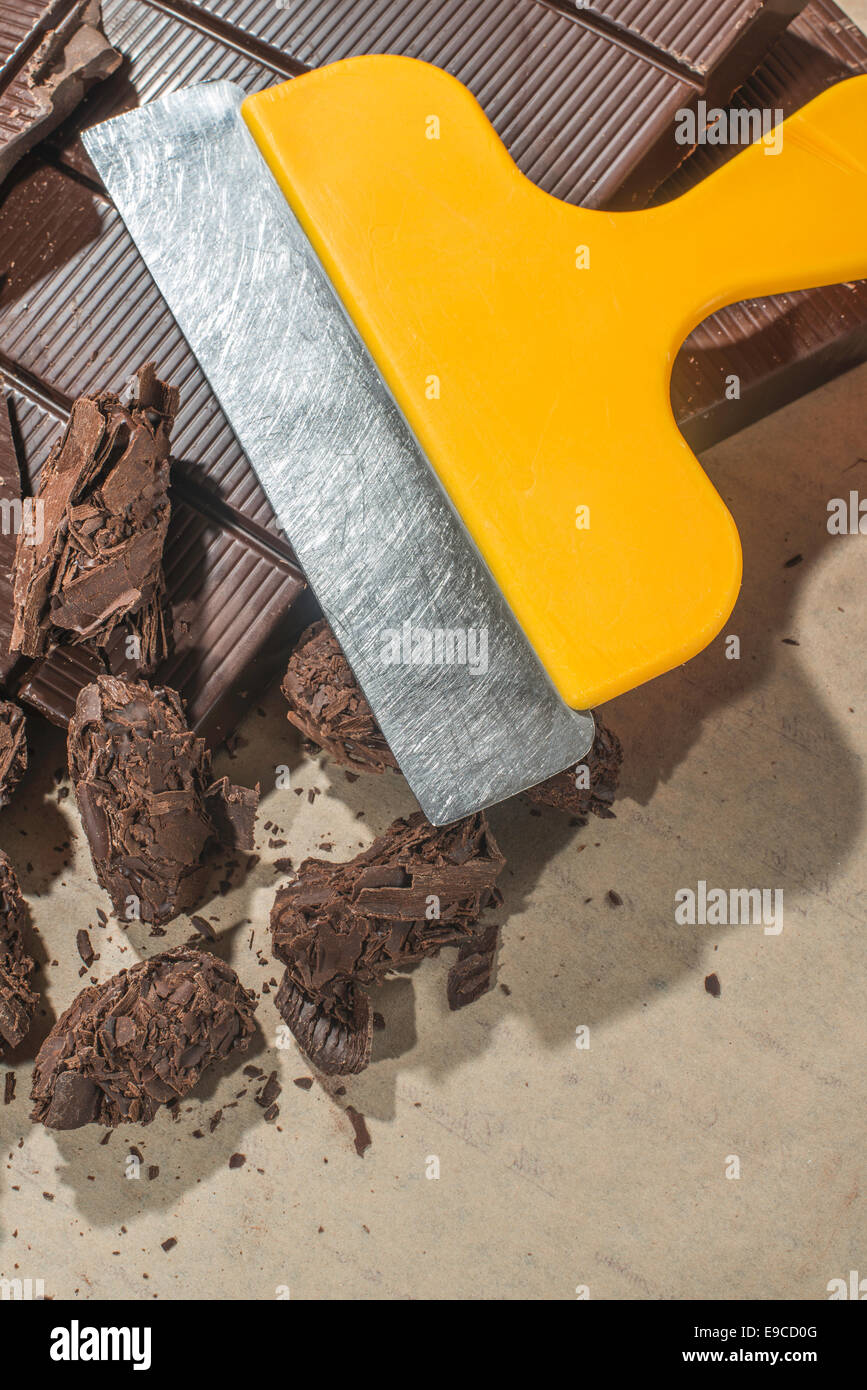 Werkzeuge zur Herstellung von Pralinen. Tafel Schokolade Stockfoto
