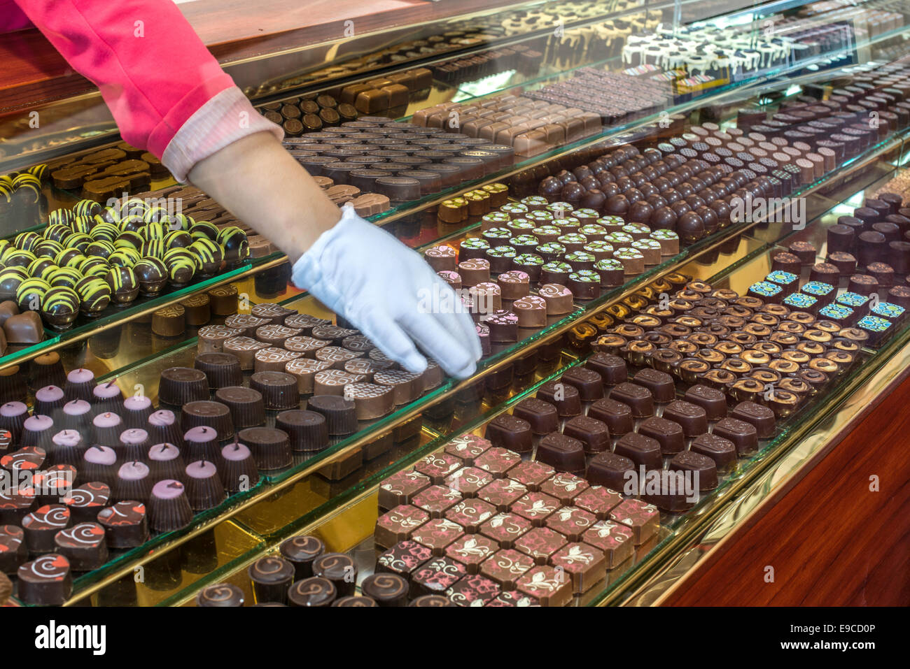 Praline in einem Schaufenster. Stehen Sie mit Pralinen Stockfoto