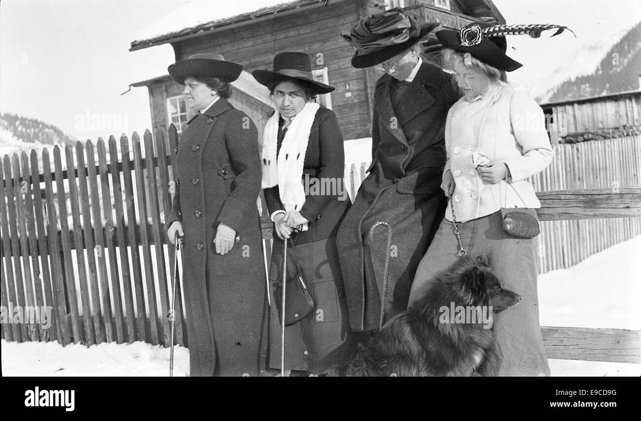 Ein Foto von Frauen, die in der Schweiz spazieren gehen, mit Edith Södergran, einer finnischen Dichterin, ganz rechts. Das Bild fängt einen Moment aus dem frühen 20. Jahrhundert ein und zeigt das Leben und die Aktivitäten der Frauen in dieser Zeit. Stockfoto