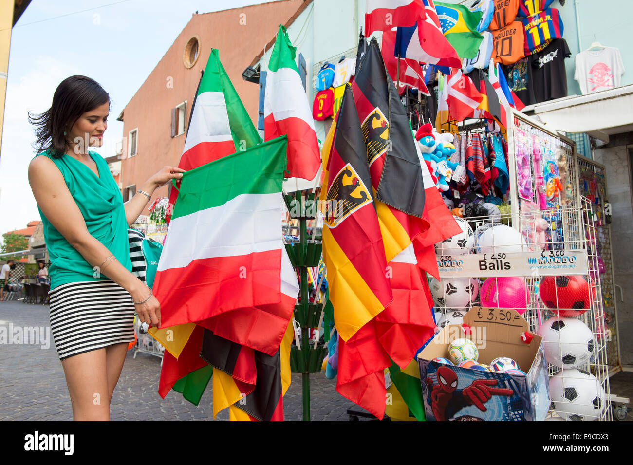 Frau, Mädchen, Einkaufen, Shop, Flagge, Souvenir, Adria, Adria, Meer, Caorle, Venetien, Italien, Europa Stockfoto