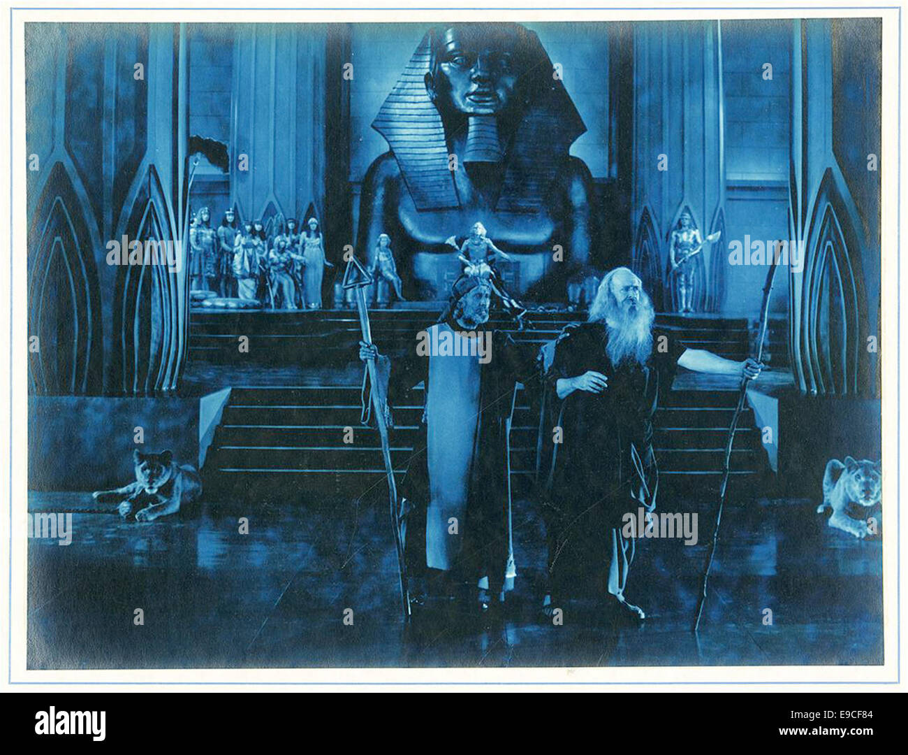 Ein Standbild aus Cecil B. DeMilles ikonischem Film *die zehn Gebote*, der eine dramatische Szene aus dem biblischen Epos zeigt. Stockfoto