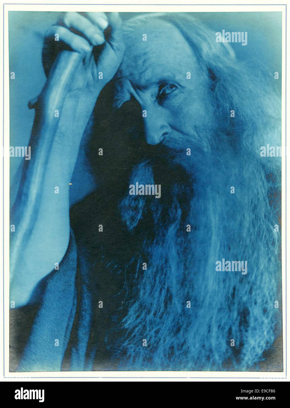 Dieses Foto zeigt eine Szene aus Cecil B. DeMilles Film *die zehn Gebote* aus dem Jahr 1956, der einen dramatischen Moment aus dem epischen biblischen Film darstellt. Das Bild fängt die Pracht und das Spektakel der Filmproduktion ein. Stockfoto