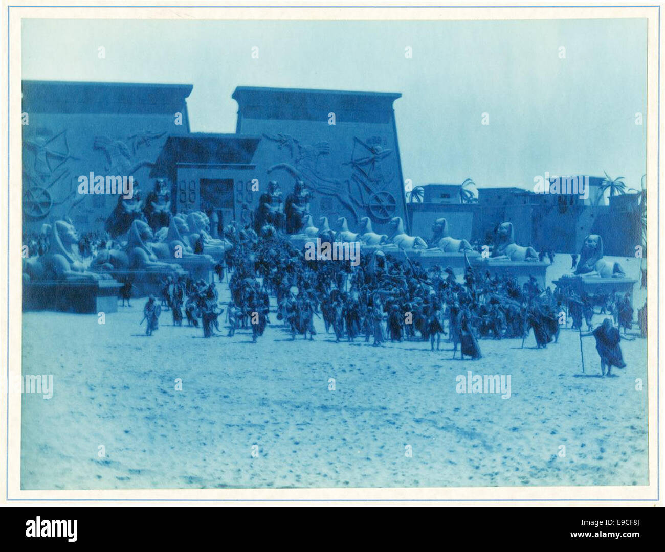 Eine Szene aus Cecil B. DeMilles Epos 1956 „die zehn Gebote“. Das Bild fängt einen der vielen dramatischen Momente des Films ein und zeigt die Pracht und das Spektakel, für das der Film bekannt ist. Stockfoto