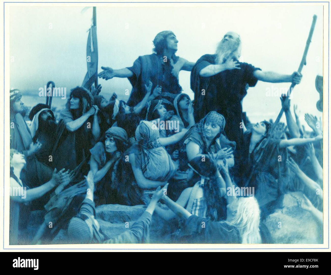 Ein Standbild aus Cecil B. DeMilles epischer Film *die zehn Gebote* aus dem Jahr 1923, der eine dramatische Szene aus der biblischen Geschichte zeigt. Der Film ist bekannt für seine Pracht und historische Größe. Stockfoto