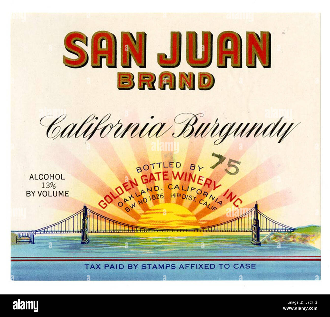 Ein Bild des Weinetiketts für Golden Gate Winery, Inc. Mit einem kalifornischen Burgund. Das Etikett spiegelt das Branding und den Designstil des Weinguts wider und betont die Herkunft und Art des Weins aus Kalifornien. Stockfoto
