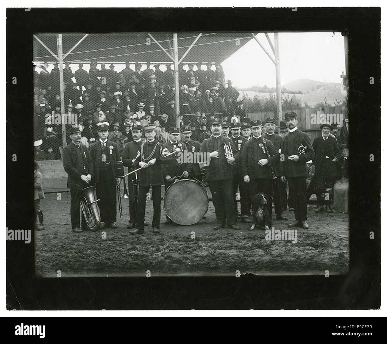 Dieses Foto zeigt eine Gruppe von Bandmusikern, die in Uniform mit ihren Instrumenten auf der Tuolumne County Fair posierten, aufgenommen in den 1890er Jahren Das Bild fängt die kulturelle Bedeutung der fairen Unterhaltung des späten 19. Jahrhunderts ein. Stockfoto