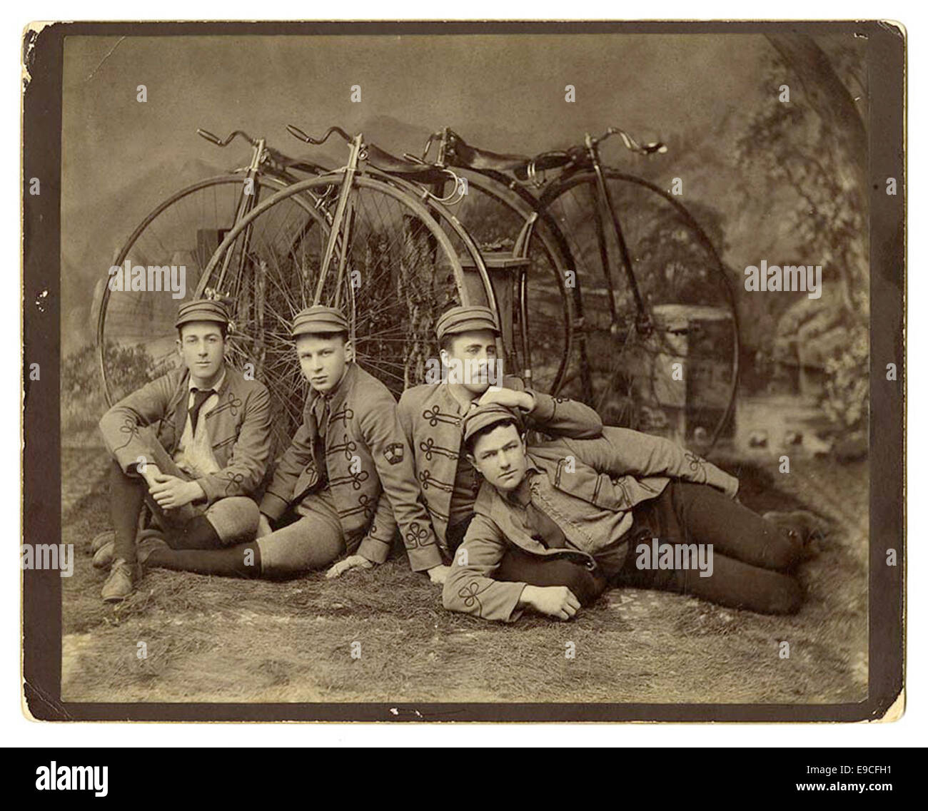 Die Bay City Wheelmen sind ein Fahrradclub, der das Penny-Farthing, eine frühe Fahrradart mit einem großen Vorderrad und einem viel kleineren Hinterrad, nutzte. Dieses Bild zeigt das Interesse des Clubs an Oldtimer-Fahrrädern und fängt einen Moment der Fahrradgeschichte ein. Stockfoto