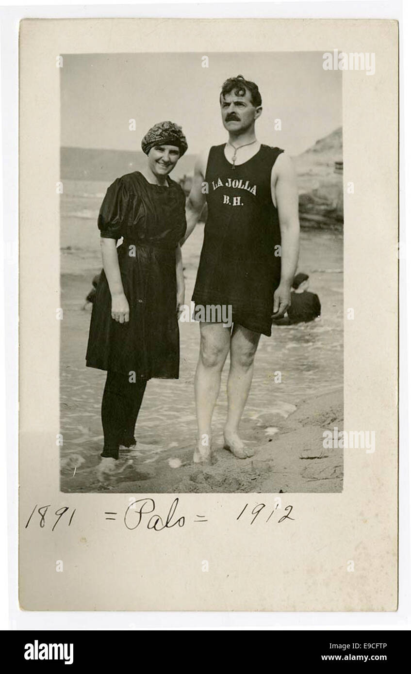 Ein Foto eines Mannes und einer Frau, die am Ufer stehen, möglicherweise in der Nähe eines Wassers. Das Bild fängt einen Moment am Wasser ein, in dem das Paar in einer natürlichen, malerischen Umgebung positioniert ist. Stockfoto